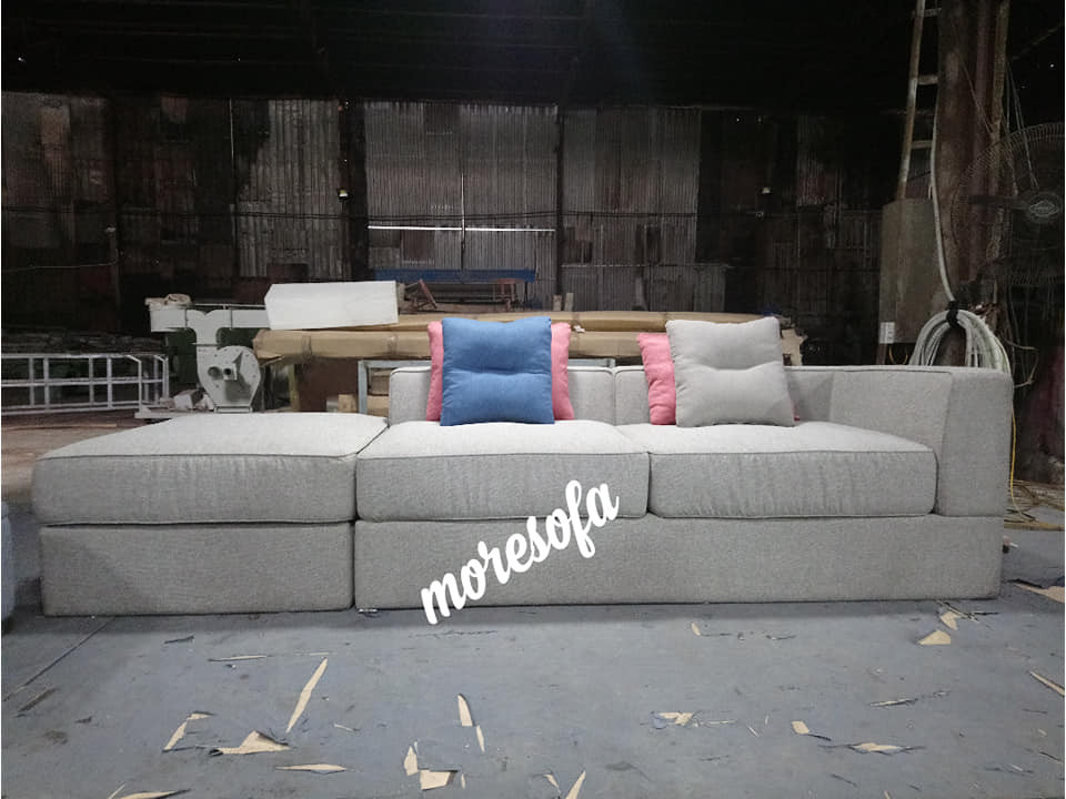 Sofa dài bọc nỉ màu xám hiện đại được sản xuất tại Morehome các chi tiết đơn giản không cầu kì nhưng mang tới sự tiện nghi và thẩm mỹ cho không gian