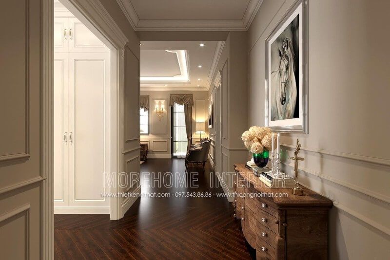 Đừng bỏ qua góc khuất trong ngôi nhà của bạn, bởi những góc khuất đó chính là những góc đẹp để tạo nên bức tranh nghệ thuật mới mẻ cho căn phòng. Ví dụ như, tại sảnh phòng ngủ biệt thự này, Morehome thiết kế đặt 1 chiếc kệ decor kệ trang trí bằng gỗ óc chó kiểu dáng tân cổ điển sang trọng để lấp đầy không gian cho phòng ngủ.