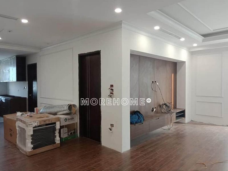 Không gian phòng khách được thiết kế với mẫu vách ốp và kệ tivi có chất liệu gỗ veneer cao cấp góp phần tạo nên sự sang trọng và tinh tế.